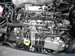 Motory pro Q3 jsou na rozdíl od ostatních typů řady Q uloženy napříč; testovaný měl přeplňovaný vznětový 2.0 TDI (na snímku bez plastového krytu)