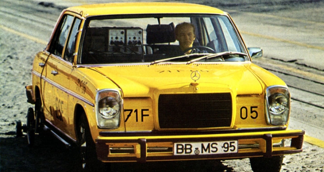 Mercedes-Benz střední třídy W114/115 při zkouškách na továrním polygonu v roce 1971 (předchůdce třídy E)