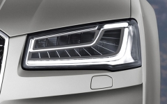Světlomet Matrix LED pro Audi A8; dálkový zdroj tvoří pět modulů po pěti LED, přičemž intenzitu každé lze nastavovat v 64 krocích