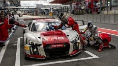 Trojice Fässler/Lotterer/Rockenfeller (Audi Sport Team Phoenix) při zastávce v depu (pátí)