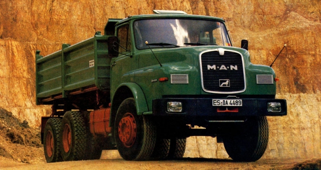 MAN 26.321 DHK  z poslední série těžkých sklápěčů (po faceliftu 1981)