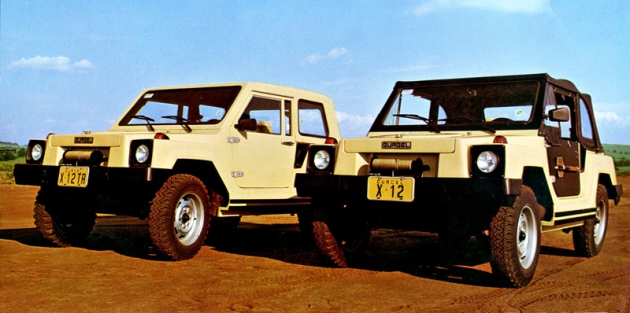 Gurgel X-12 (Xavante) ve dvou verzích; vlevo X-12 TR s pevnou střechou, vpravo X-12 Lona s plátěnou (motor VW 1600) Gurgel X-12 (Xavante) ve dvou verzích; vlevo X-12 TR s pevnou střechou, vpravo X-12 Lona s plátěnou (motor VW 1600)