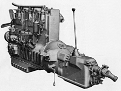 Motor s převodovkou; dobře je vidět kompresor pro tlakovzdušné brzdy, přišroubovaný přírubou ke skříni rozvodů, a za ním krátkým hřídelem poháněné vstřikovací čerpadlo