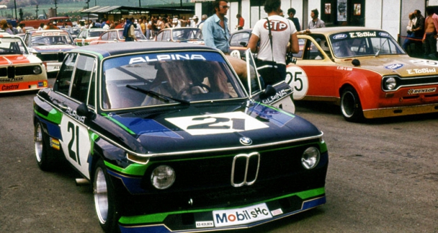 Tovární tým BMW Alpina 2002 s Haraldem Grohsem a Jörgem Denzelem (1975)
