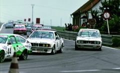 Tlačenice na Veselce, Giancarlo Naddeo (Alfetta) vyjíždí ze snímku, za ním soukromé BMW 635 CSi (Nussbaumer/Hartge) a BMW 528i (Schmidlin/Roth) v roce 1983