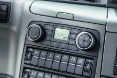 Středová konzola interiéru vozidel MAN TGX nese celou řadu ovladačů a malý LCD displej.