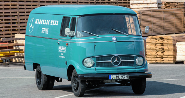 Mercedes-Benz L 319  „Kastenwagen“, výrobní rok 1965 – předchůdce dnešních úspěšných dodávkových vozidel Mercedes-Benz Sprinter.