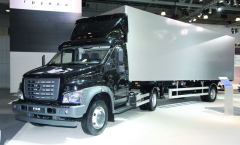 Sedlový tahač GAZon NEXT, modifikace nedávno představeného lehkého nákladního vozu nové generace. Oproti svému předobrazu dokáže GAZon NEXT ve verzi sedlový tahač nabídnout dvojnásobek užitečné hmotnosti – až 10 t.