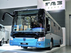 Nízkopodlažní autobus z továrny Likino Bus patřící do skupiny GAZ.