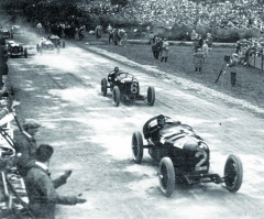 Velká Cena Belgie 1925, dva velikáni v nezapomenutelných závodních vozech Alfa Romeo. Alberto Ascari vpředu, Giuseppe Campari za ním.