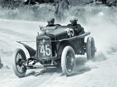 Giuseppe Campari za volantem Alfa Romeo 40/60 na trati Targa Florio v roce 1922. Se stejným vozem vyhrál v roce 1920 závody v Mugellu – první vítězství Campariho i značky Alfa Romeo v závodech na okruhu.
