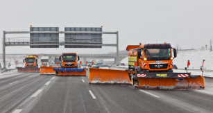 Při náročné zimní údržbě dálnic jsou často využívány podvozky MAN TGS s konfigurací 6x4 nebo 6x6