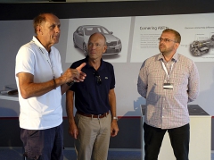 Představení na Slovakiaringu se zúčastnili (zleva) Hans Stuck, bývalý jezdec F1, Peik v. Bestenbostel, vedoucí komunikace Škoda Auto, a Martin Hrdlička, vedoucí vývoje motorů a podvozků