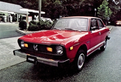 Subaru 2 Door Sedan (bez typového označení), nejlevnější verze pro severoamerický trh (1977)