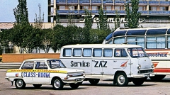 RAF 977 D v původní verzi se šesti bočními okny jako servisní pro automobily ZAZ (v popředí Záporožec ZAZ 968 A)