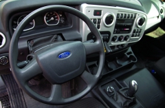 Interiér dostatečně prostorné kabiny odkazuje na osobní automobily Ford. Čtyřramenný volant není prozatím multifunkční.