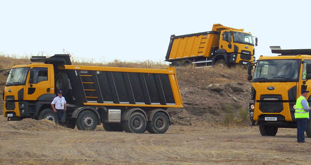 Čtyřnápravová a třínápravová stavební vozidla Ford Trucks Cargo Construction s pohonem kol zadních náprav a s redukcemi v nábojích kol.