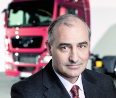 Georg-Pachta Reyhofen odešel ke 30. 9. 2015 z pozice CEO MAN SE a dále bude pokračovat jako poradce pro VW Group. 103431