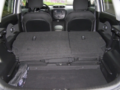 kia-Malý zavazadlový prostor lze zvětšit sklopením opěradel sedadel v druhé řadě, ale nezískáte rovnou plochu