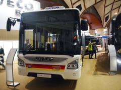 Kloubový autobus Iveco Urbanway jezdí v Karlových Varech