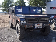 Renault Sherpa z řady vozidel Renault military používá tým MKR Technology v upraveném provedení jako doprovodné vozidlo