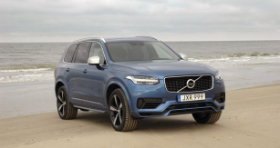 Nejprve jsme vyzkoušeli  hybridní Volvo XC90 T8 s kombinovaným výkonem 300 kW (407 k)  v provedení R-Design