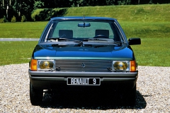 Renault 9 ve špičkové výbavě s ostřikovači a stírači světlometů (1981)
