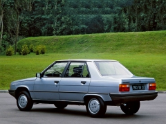Pohledný sedan čtyřmetrové délky debutoval v polovině září 1981