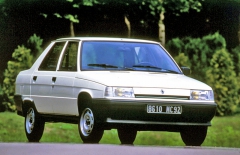 V září 1986 prošel vůz faceliftem, na snímku základní Renault 9 C