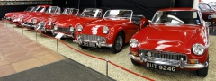 Slavný Red Room s výhradně červenými sportovními vozy; zprava šestiválec MGC GT, dále čtyřválcové Triumphy TR3A a TR4A, MGA 1600 a další...