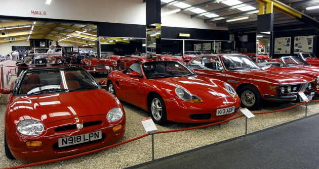 V Red Roomu jsou i jiné  než britské vozy  (za domácím MGF  vidíme Porsche Boxster a třílitrové kupé BMW  velké řady E9) 