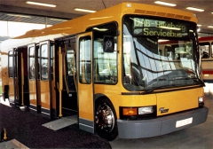 Originální DAB Servicebus, nízkopodlažní s variabilním interiérem a vestavěnou rampou pro přepravu osob na invalidních vozících