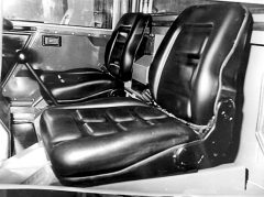 Interiér vozu se dvěma sedadly řidiče a spolujezdce
