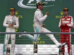 Radost mistra světa; Rosberg a Vettel smutně přihlížejí, jak Hamilton skáče (Velká cena USA v Austinu, TX)