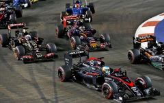 Fernando Alonso (McLaren MP4-30 Honda) v nočním závodě v Singapuru před Grosjeanem (Lotus), Sainzem (Toro Rosso) a dalšími