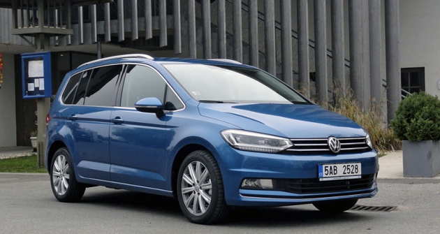 Volkswagen Touran 2.0 TDI, který jsme důkladně vyzkoušeli cestou z Prahy na Neziderské jezero u rakouského Frauenkirchenu a zase zpátky domů...