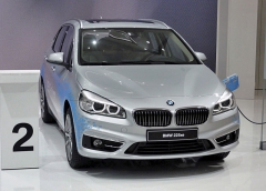 Světová premiéra BMW 225xe Active Tourer (PHEV 4x4) ve Frankfurtu 2015
