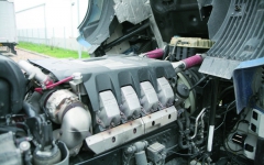 MAN V8/680 pod kabinou tahače MAN TGX – velký, široký a výkonný, leč pouze Euro V.