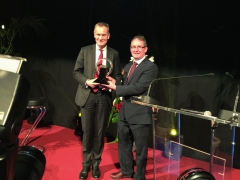 Dr. Eckhard Scholz preberá ocenenie Van of the Year 2016 pre VW T6 z rúk predsedu medzinárodnej jury pána Jarlatha Sweeney (vpravo).