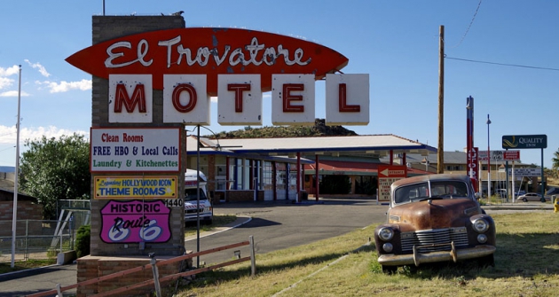 Motel v Kingmanu;  v tomto arizonském městě je také muzeum Route 66, dobové reklamy a historické automobily