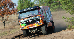 Ing. Tomáš Tomeček předvedl svoji vylepšenou techniku pro Africa Eco Race 2016 v písečných terénech u slovenské Senice.