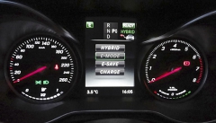 Provozní režimy lze vybírat na displeji před volantem po stisku tlačítka (např. E-Mode; na snímku však vůz žádá o externí dobíjení ze sítě)