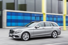 Plug-In Hybrid C 350 e se dodává také jako kombi (T Modell; oba typy se vzduchovým odpružením Airmatic)