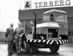 Goof Terberg a Joop Boumans (šéfkonstruktér) s prvním tahačem Terberg TT (1973)
