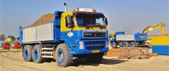Těžký sklápěč Terberg FM 1350 WDG 6x6 na základě podvozku Volvo Trucks (šestiválec 280 kW, převodovka Allison; pneumatiky 20,5 R 25; korba 17 m3)