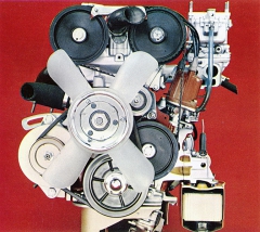Čtyřválec 1608 cm3 pro Fiat 125 vynikal dvojicí vačkových hřídelů v hlavě válců, poháněnou ozubeným řemenem (výkon 90 k DIN/66 kW)