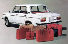 Fiat 125 Special na první pohled odlišovala průběžná boční lišta, posunutá dolů až pod kliky dveří