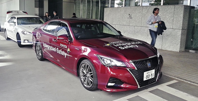 Jedním ze tří vozů Toyota,  jež mohou mít za příplatek systém  ITS Connect, je sedan Crown Athlete, za jehož volantem jsme ITS Connect v Tokiu také zkoušeli