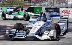 Marco Andretti před Carlosem Muñozem v Long Beach, jezdci týmu Andretti Autosport (šéfem je Michael Andretti, otec Marca) s vozy Dallara/Honda