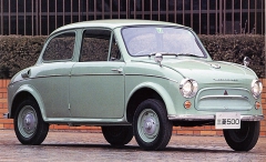 Mitsubishi 500, dodávaný s dvouválcem vzadu OHV 493, pak 594 cm3, o výkonu 21, resp. 25 k (15 a 18 kW), ale s hmotností jen 530 kg (představen 1959)